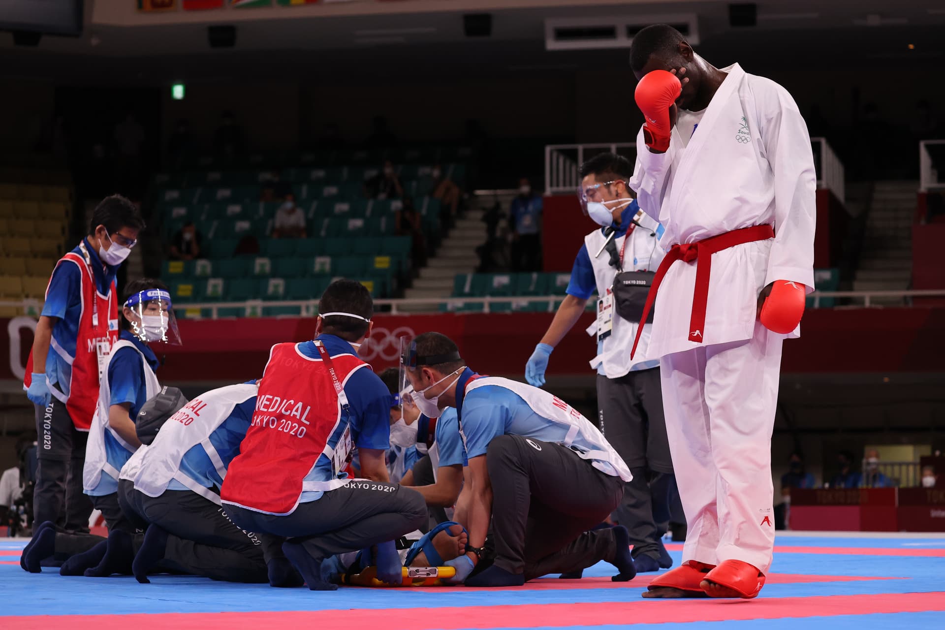 بقرار الحكام.. طارق حامدي يحقق فضية الكاراتيه 