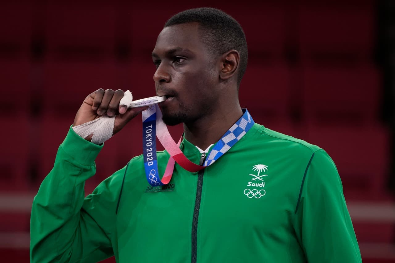 بقرار الحكام.. طارق حامدي يحقق فضية الكاراتيه 