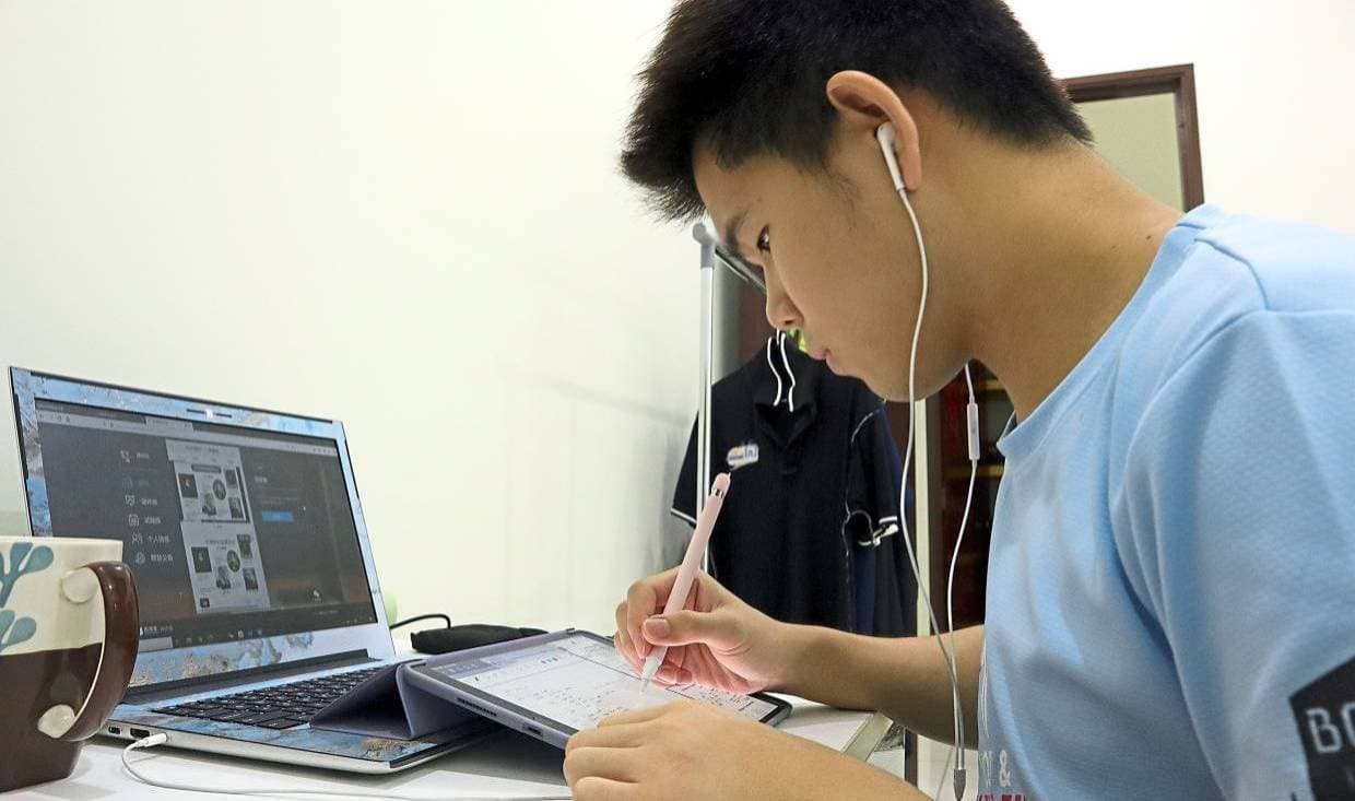 طالب صيني يتلقى دروسا عن بعد.