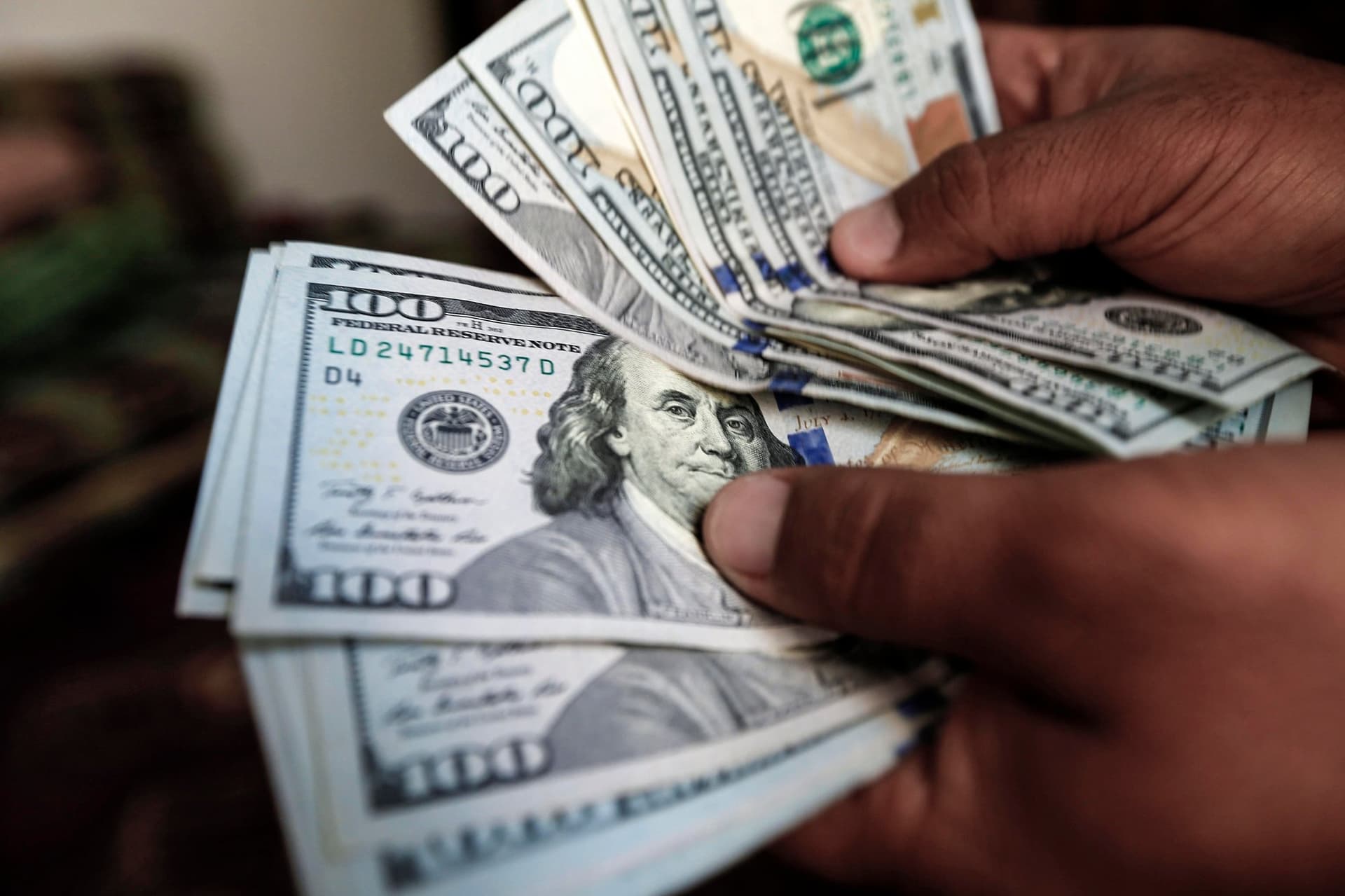 عملات المخاطرة تحد من مكاسب الدولار بعد محادثات صينية أمريكية