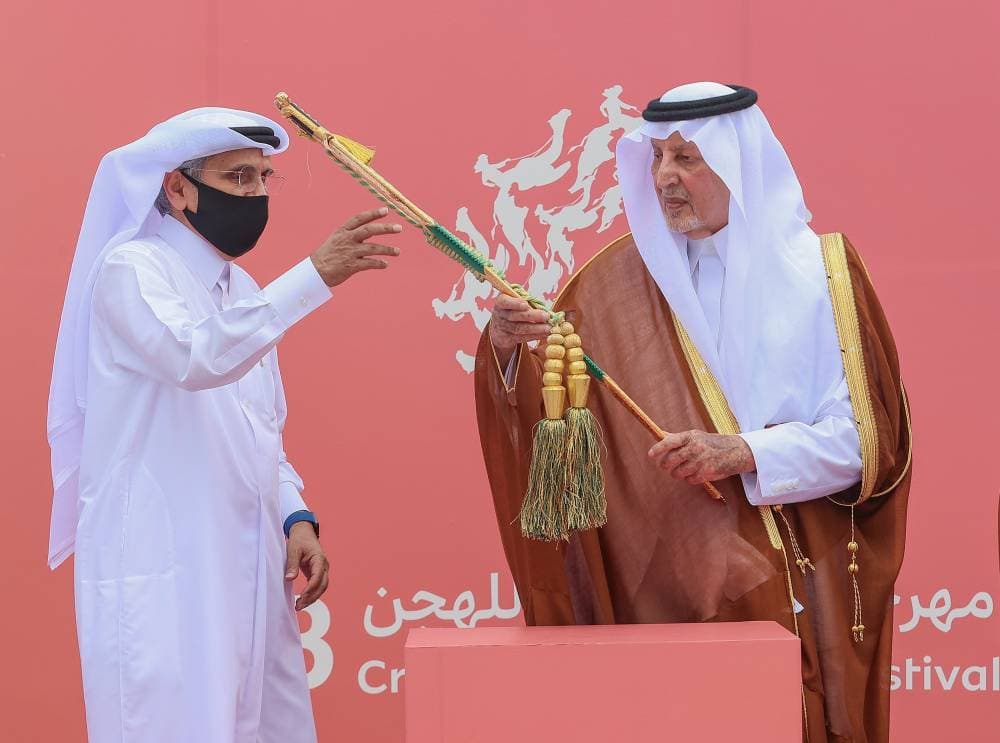 الفيصل يتوج الفائزين بجوائزهم أمس.