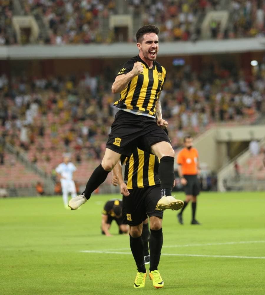 كورونادو محتفلا بهدفه في أبها أمس.