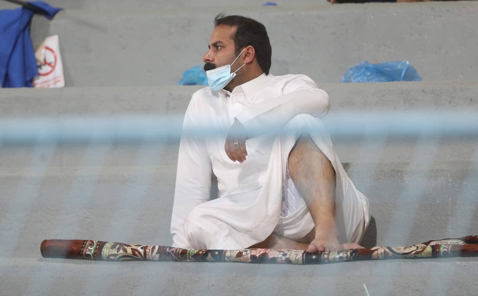 مشجع يفترش سجادته على المدرج الأسمنتي في ملعب نادي الباطن الذي يتسع لخمسة آلاف مشجع لمتابعة لقاء الباطن والفتح 0 / 2 ضمن الجولة الرابعة من دوري كأس محمد بن سلمان للمحترفين. تصوير: عيسى الدبيسي  «الاقتصادية »