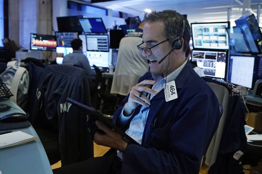 تعافت الأسهم الأمريكية عند الافتتاح أمس من خسائر حادة تكبدتها الأسبوع الماضي.   "أ ب"