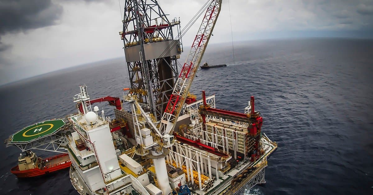 مخاوف من تعطل إمدادات أمريكية تقفز بالنفط لقمة 6 أسابيع .. "برنت" عند 73.9 دولارا