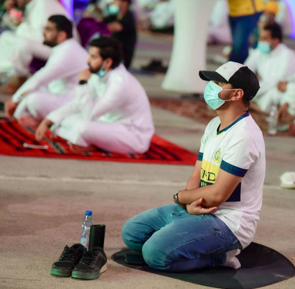 مشجع يتابع النصر عبر الشاشة العملاقة. تصوير: بشير صالح ـ "الاقتصادية"