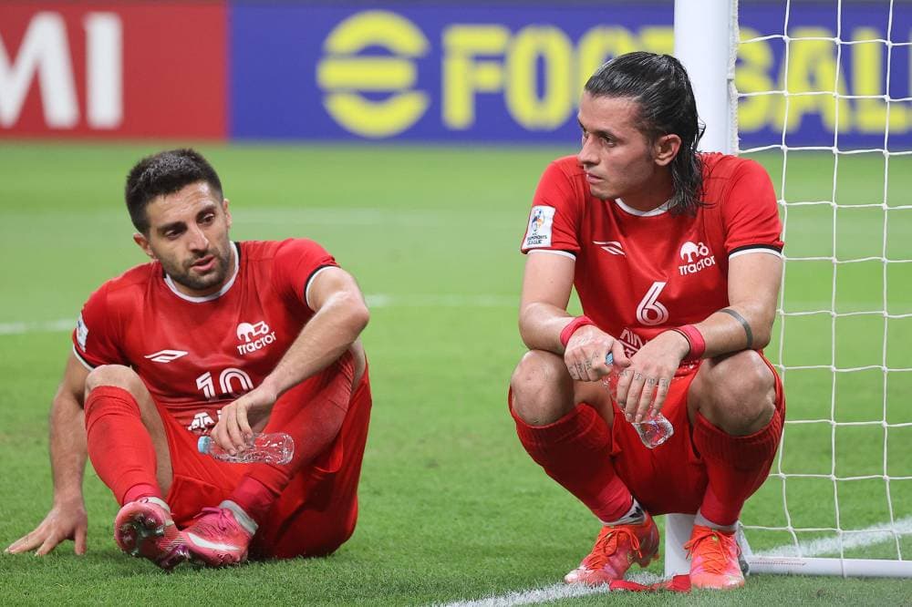  مدافعي تركتور بعد الخسارة. الفرنسية 