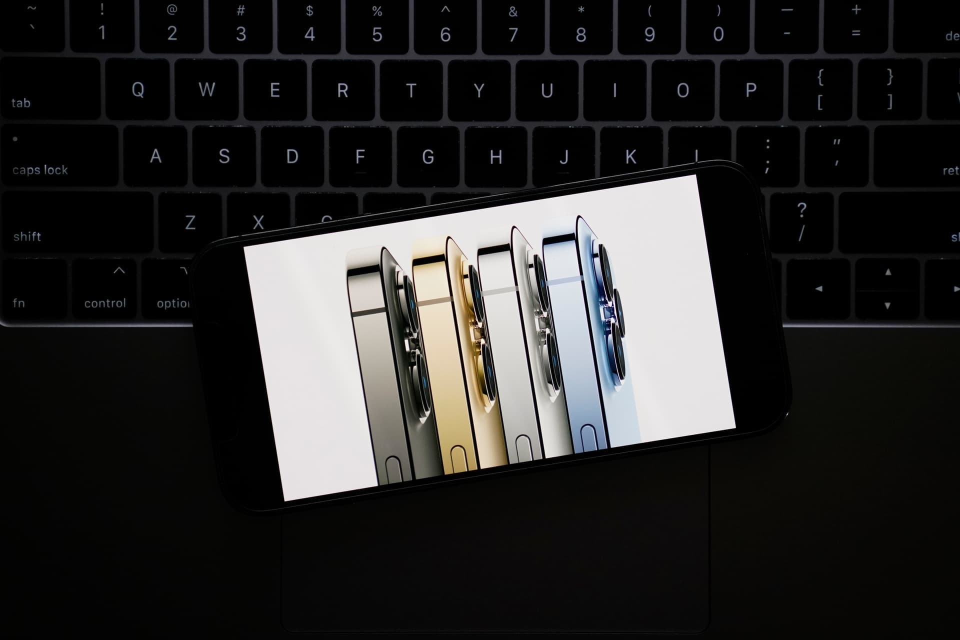 "أبل" تقدم هواتفها الجديدة وسط مشاكل متعددة على أكثر من جبهة