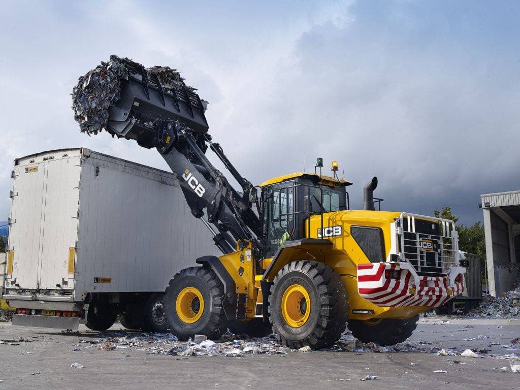 يهدف النظام إلى تنظيم أنشطة النفايات ونقلها وفرزها وتخزينها واستيرادها ومعالجتها.