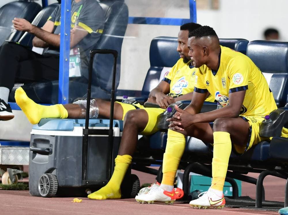 لاعبي التعاون على دكة البدلاء خلال مباراة الرائد. تصوير: بشير صالح - "الاقتصادية"