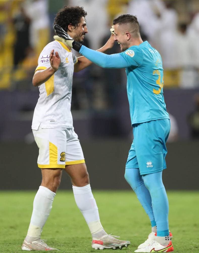 جروهي وحجازي يحتفلان بالثلاثية. تصوير: سعد العنزي ـ "الاقتصادية"