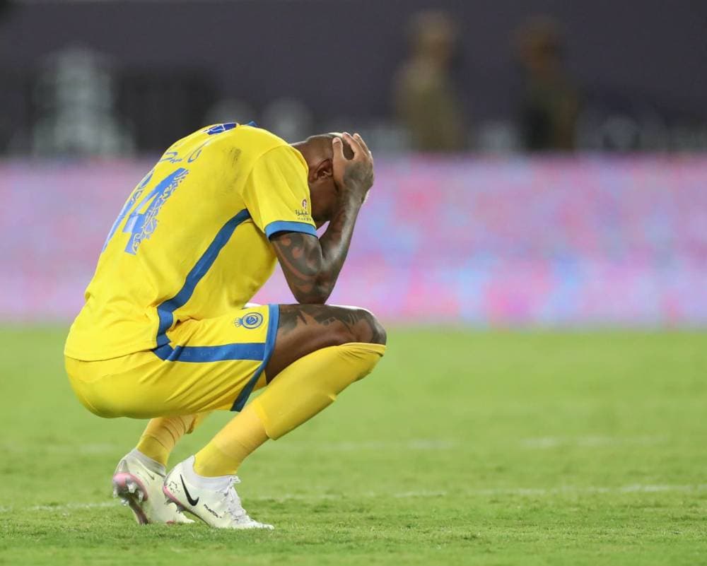 تاليسكا حزين بعد الخسارة من الاتحاد بثلاثية. تصوير: سعد العنزي ـ "الاقتصادية"