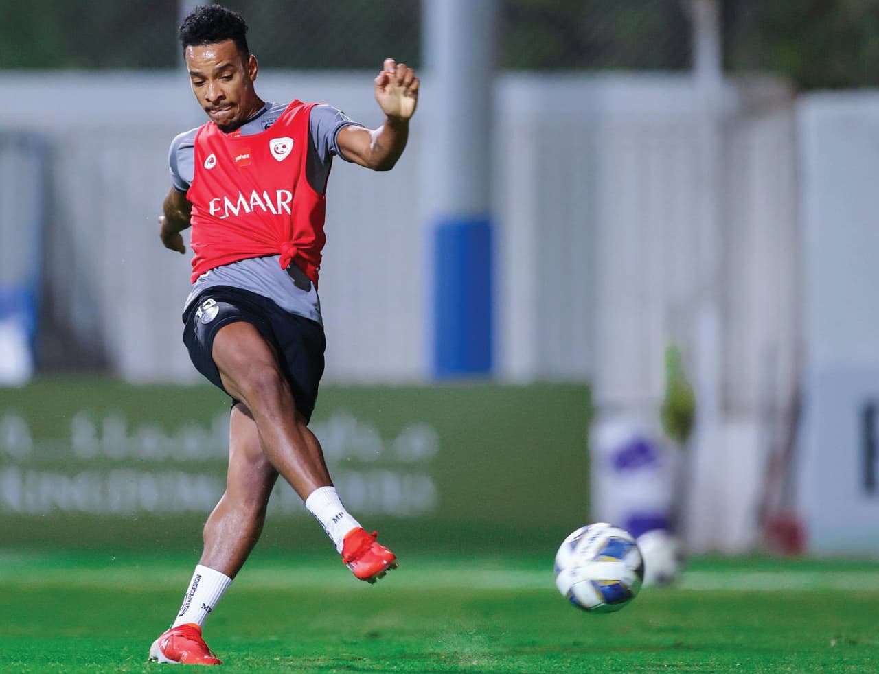 بيريرا خلال التدريب. مركز الهلال الاعلامي