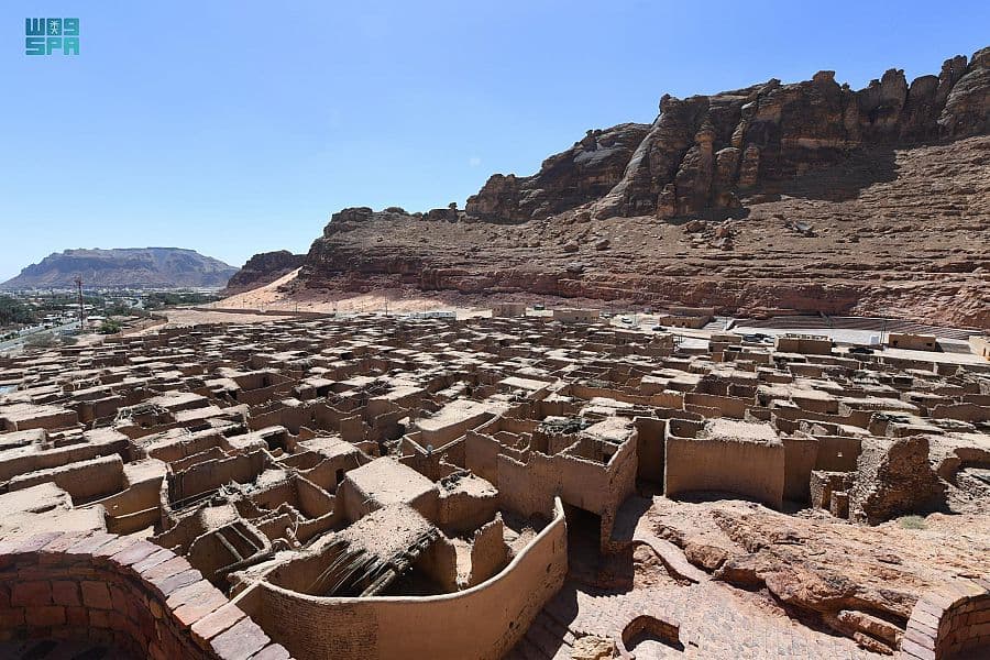 في صخورها بريق الماضي وأصالته.. العلا تصحب السياح في رحلة إلى عاصمة العالم القديم