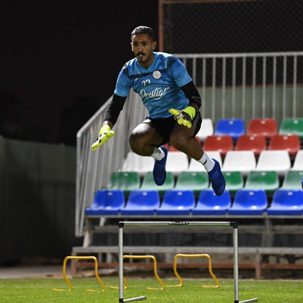 فيما طبق البرازيلي شاموسكا مدرب الشباب تقسيمة تكتيكية في منتصف الملعب تأهبا للقاء الهلال، أجرى تمارين فنية شهدت تدريبات على التمرير السريع من لمسة واحدة، سبقها تمارين الإحماء والتسخين وتكثيف تقوية العضلات. (مركز الشباب الإعلامي)