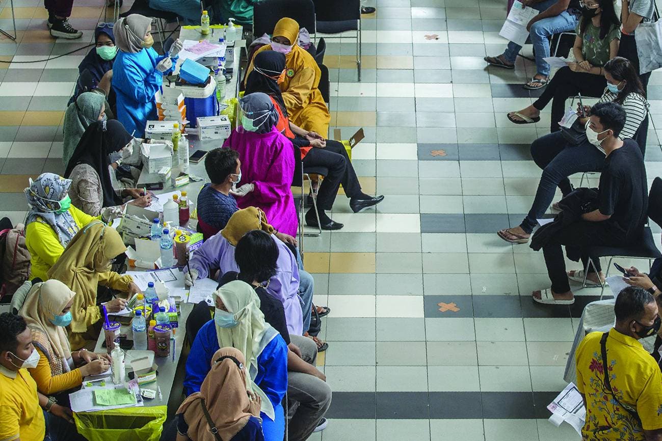 إندونيسيون يتلقون لقاح كورونا في جاوا الشرقية.'الفرنسية'