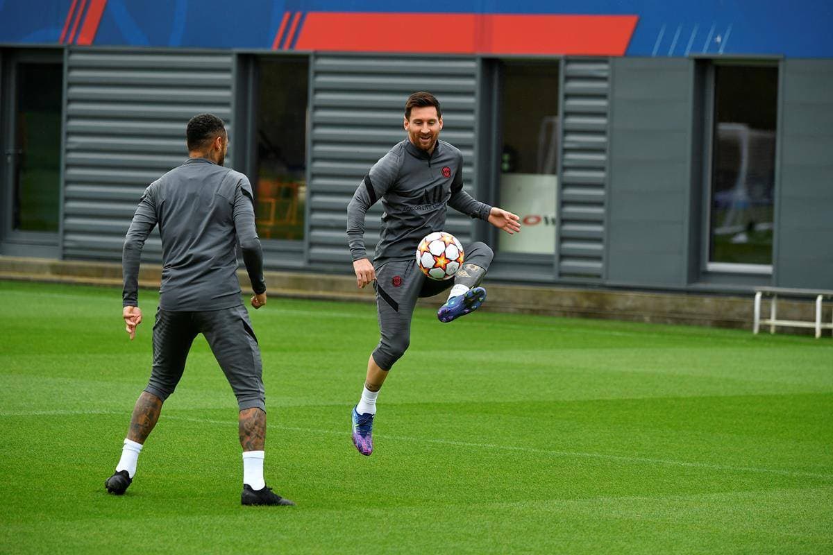 ميسي يروض الكرة خلال المران.