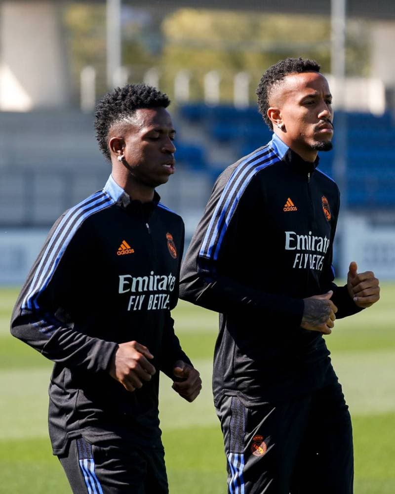 ​فينيسيوس مع مواطنه إيدير ميليتاو خلال الحصة التدريبية أمس. ​
