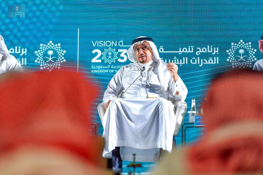 وزراء الموارد البشرية والتعليم والصناعة خلال جلسة حوارية حول برنامج تنمية القدرات البشرية، أمس. "واس"