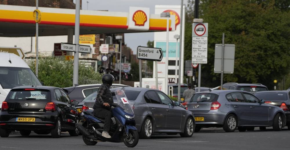 يصطف السائقون للحصول على الوقود في محطة بنزين في لندن. "أ ب"