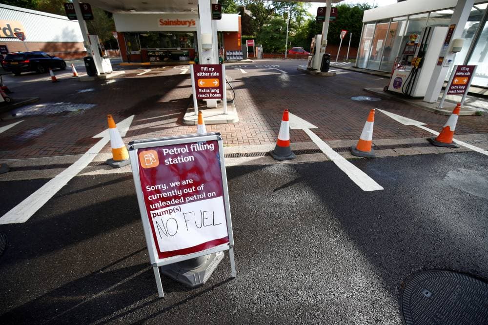 لافتة تعلم العملاء بنفاد الوقود في محطة بنزين في نورثويتش ببريطانيا. "رويترز" 