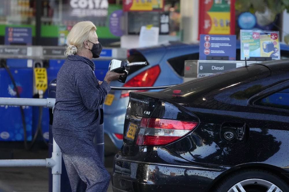 سائقة تملأ سيارتها بالوقود في محطة بنزين في لندن وسط أزمة طالت آلاف المحطات."أ ب"