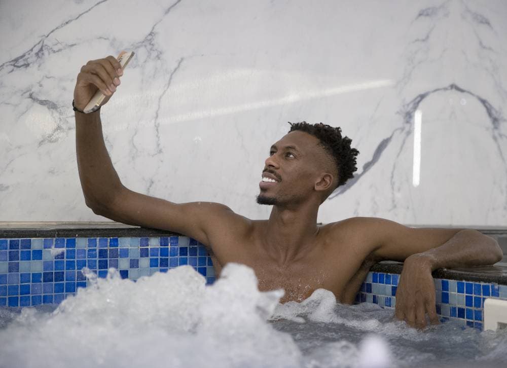 كنو يلتقط سيلفي خلال الحصة الاستشفائية بالمسبح.
