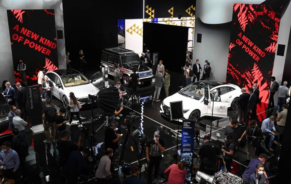 عدد من الزوار خلال معرض ميونخ للسيارات الذي انطلق أمس. "الفرنسية"