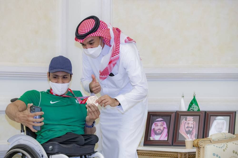 عبدالرحمن القرشي لاعب المنتخب السعودي لألعاب القوى لذوي الإعاقة، يلتقط سيلفي مع وزير الرياضة الذي استقبله أمس بعد احرازه الميدالية البرونزية لسباق 100 متر كراسي متحركة في دورة الألعاب البارالمبية، وسبق إعلان مكافأته مليون ريال.