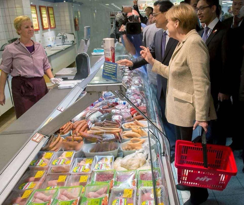 أنجيلا ميركل في جولة تسوق في برلين عام 2014 برفقة ضيفها، لي كيكيان، رئيس وزراء الصين الأسبق.