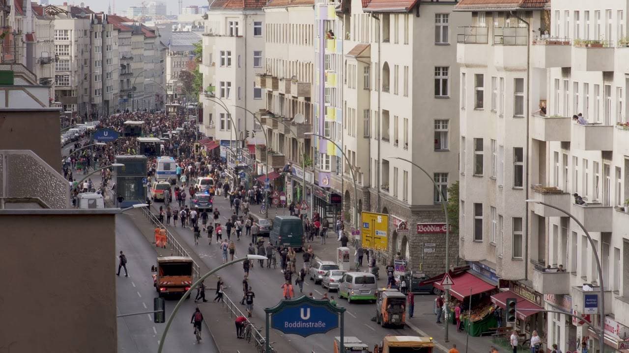 حي هيرمانشتراسّه، المتنوع الأعراق في برلين، الذي يمثل نقطة جذب للاجئين القادمين من الشرق الأوسط.