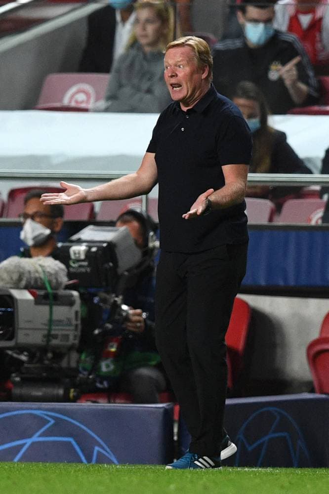 رونالد كومان خلال لقاء برشلونة وبنفيكا. "الفرنسية"