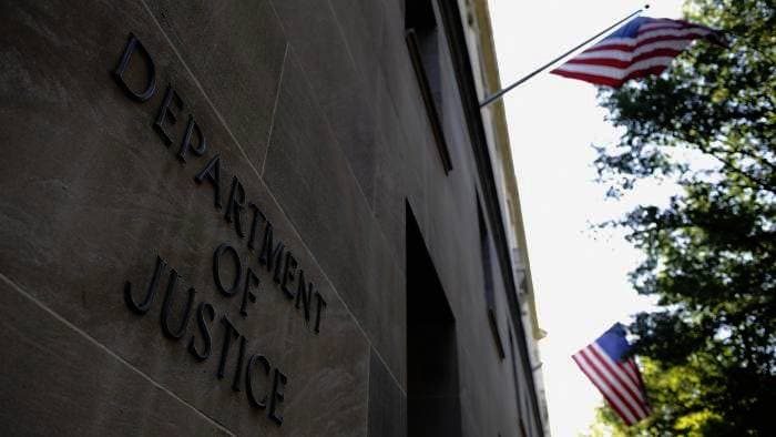 الذهب يتجه لثالث ارتفاع شهري بفعل مخاوف "كورونا"