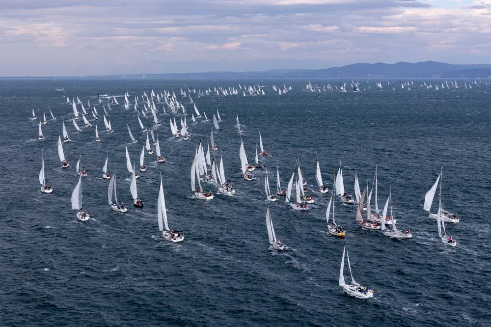 قوارب شراعية تتنافس ضمن النسخة 53 من مسابقة "باركولانا" في خليج تريست، شمال شرق إيطاليا."أ.ب"