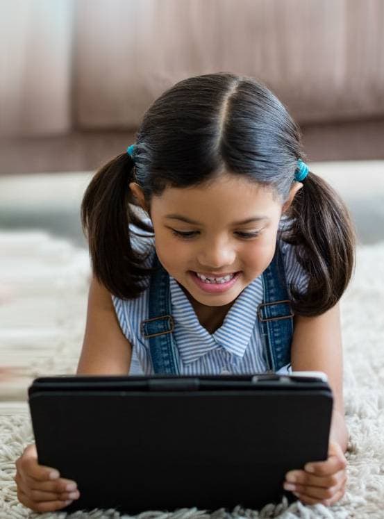 الأطفال يقضون معظم أوقاتهم على الإنترنت على الفيديو والألعاب.
