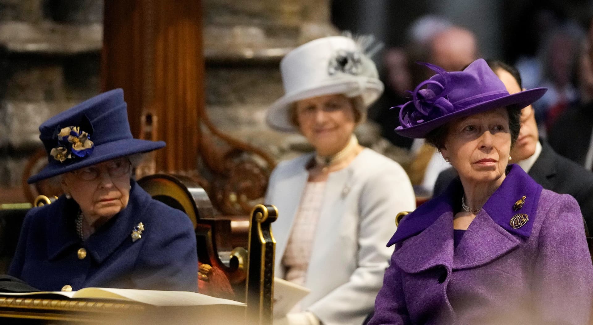 لأول مرة.. ملكة بريطانيا تستخدم العكاز في مناسبة رسمية