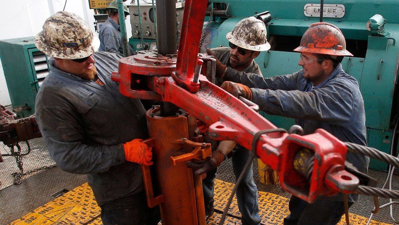 النفط يقلص مكاسبه بعد زيادة المخزونات الأمريكية