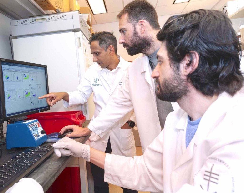 فينود بالاشاندران في آخر الصورة.