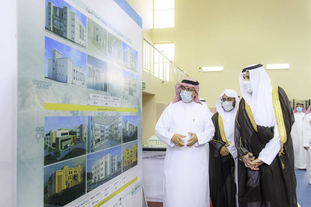 الأمير فيصل بن سلمان خلال تفقده عدد من المشاريع التعليمية.