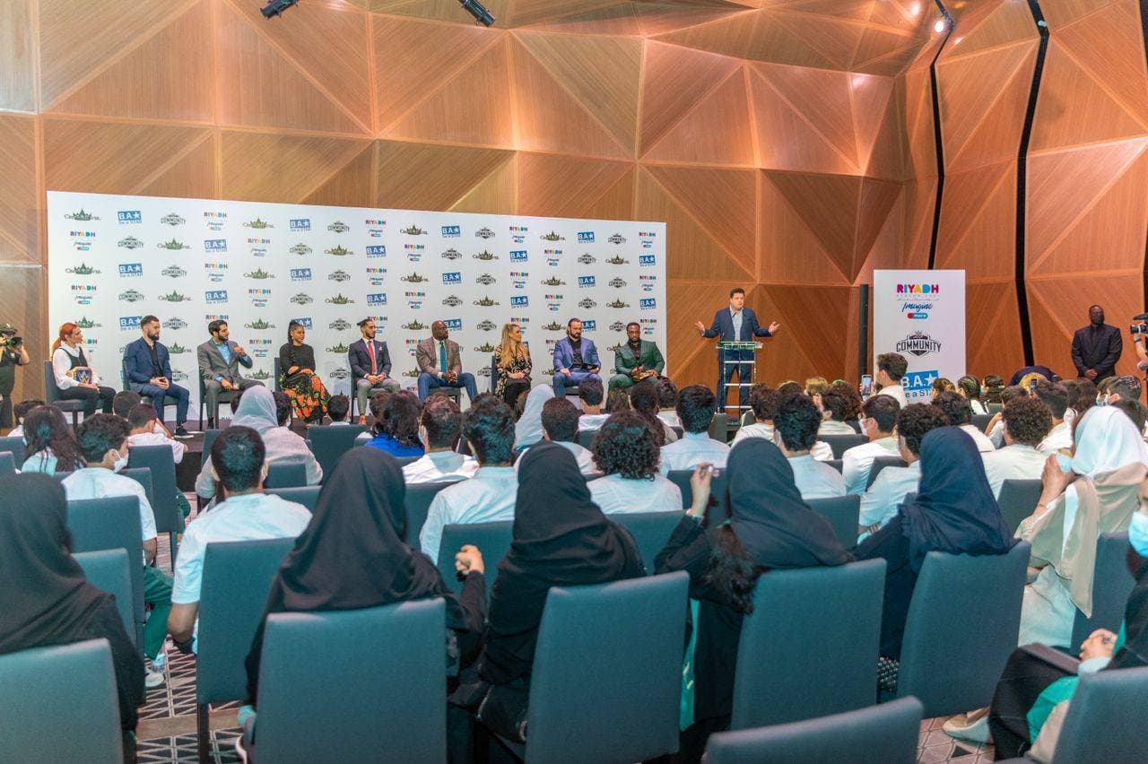 نجوم الـWWE أثناء لقائهم بالأطفال والمهتمين.