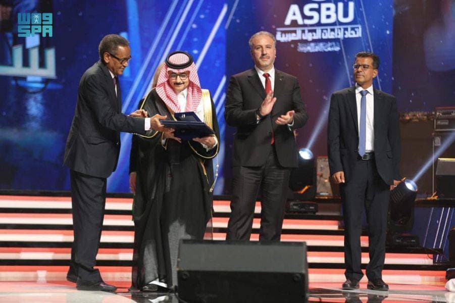 باهبري والصبي يتسلمان جائزتيهما التقديريتين.