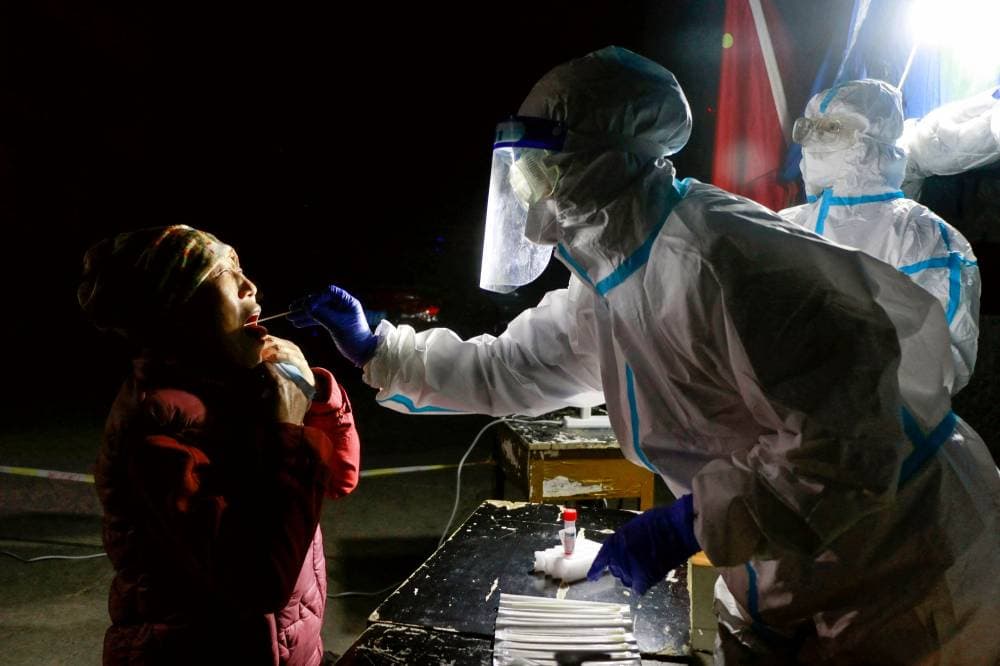 صيني يجري اختبار كورونا في أحد المراكز الصحية شمال البلاد."الفرنسية"