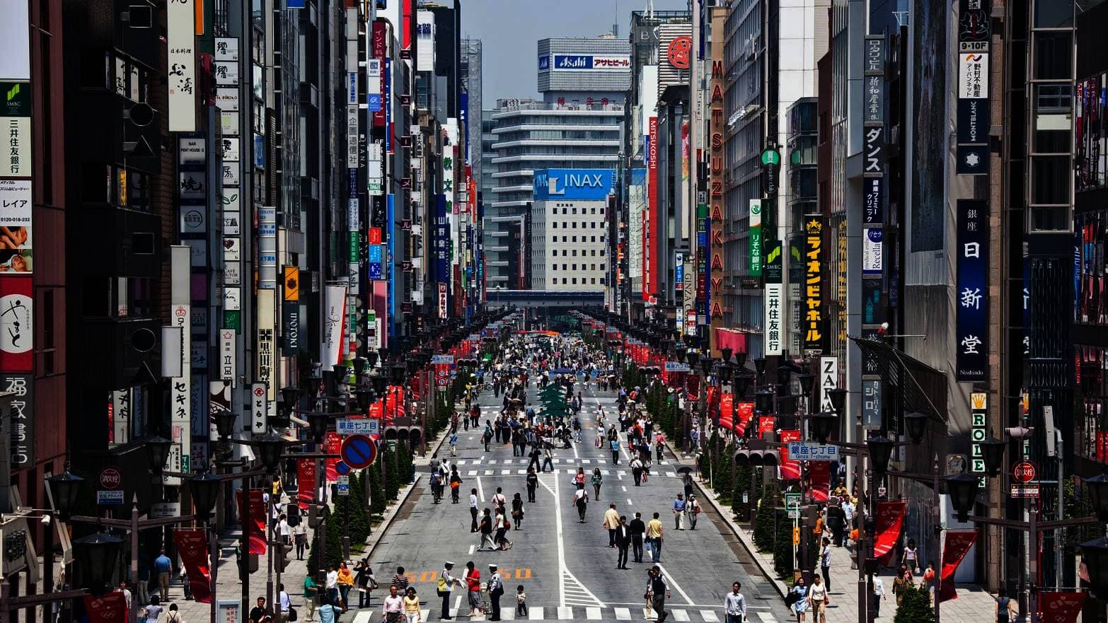 جانب من منطقة جينزا التجارية في طوكيو.