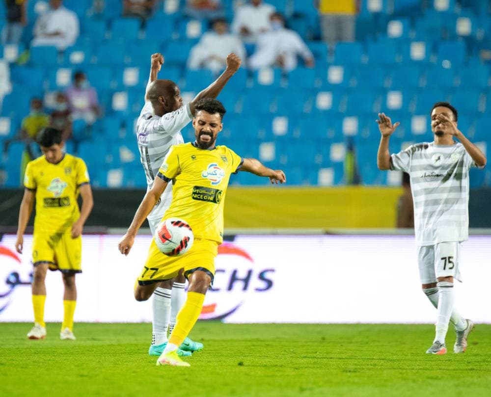 العمري يسدد الكرة بعد صافرة النهاية. "دوري المحترفين"