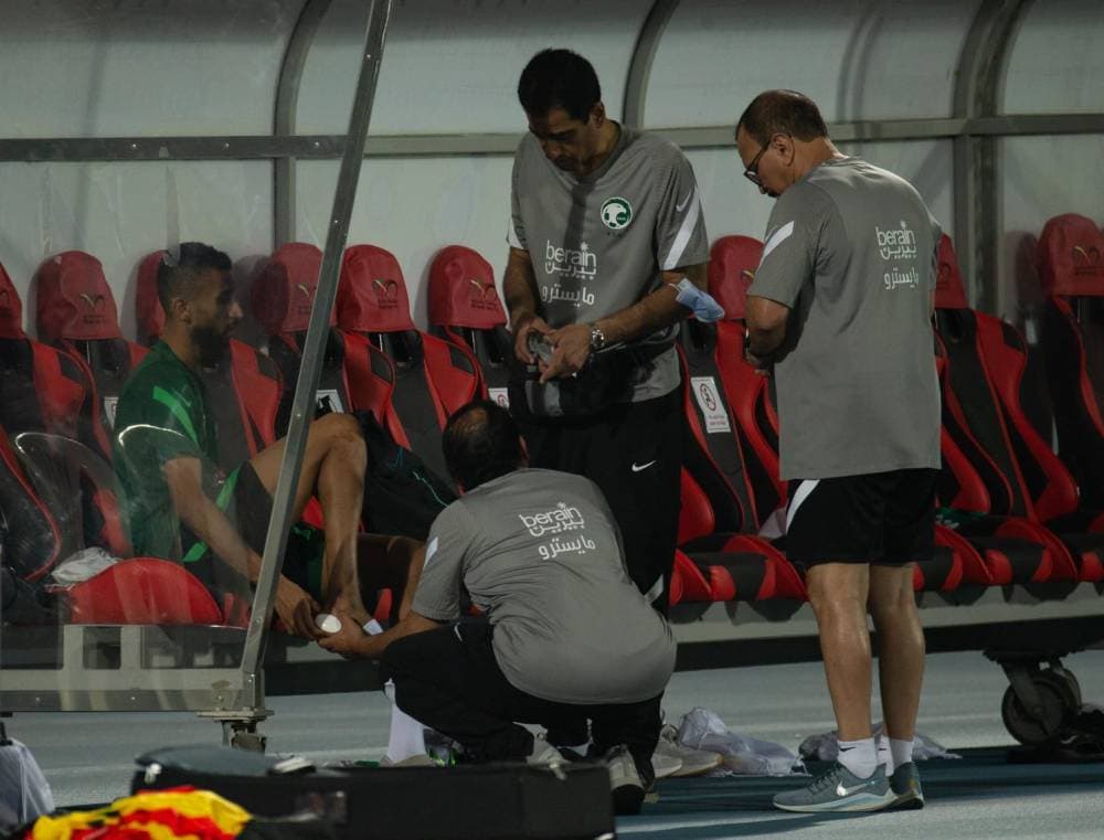 الفرج مع الجهاز الفني قبل انطلاق المران.