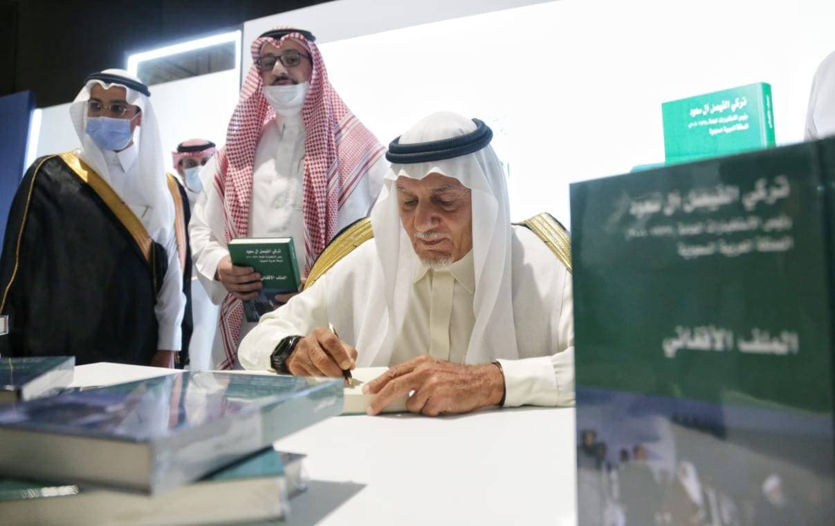 يدشن كتابه "الملف الأفغاني" في معرض الكتاب وسط حضور كبير.