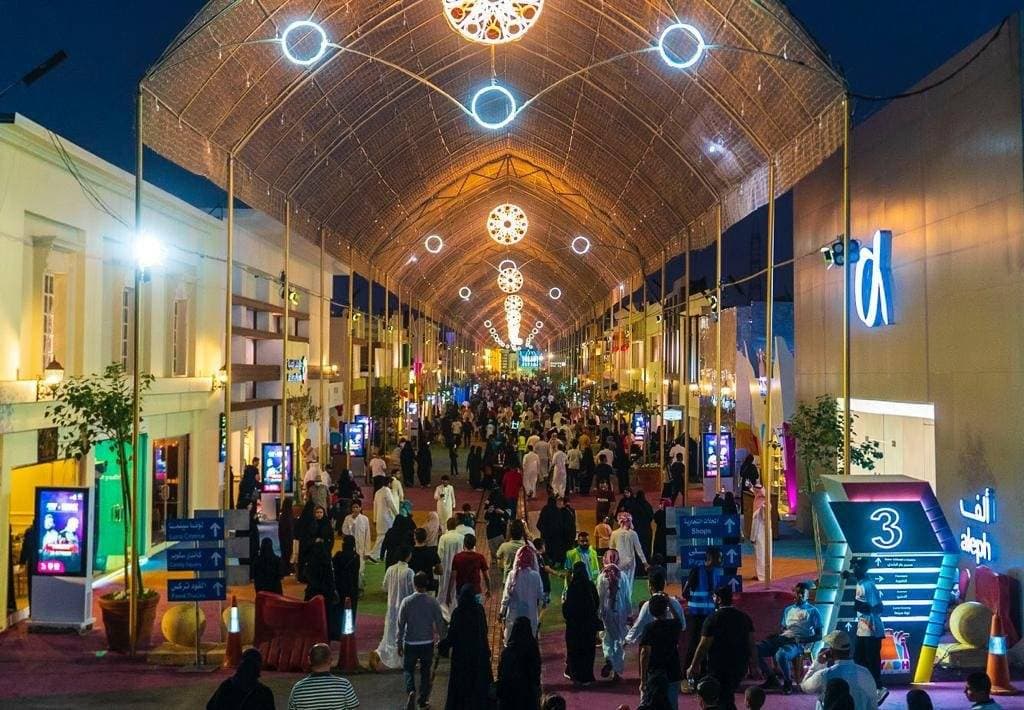 ترتيبات ضخمة تشهدها ساحة البوليفارد لاستقبال الزوار.