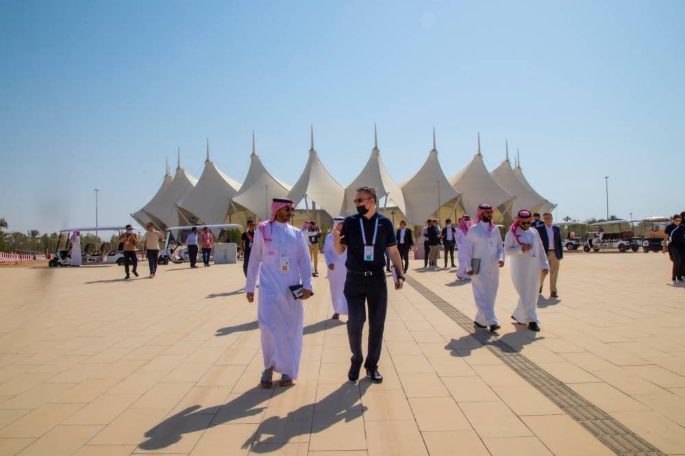 جانب من زيارة الوفد الآسيوي إلى ستاد الملك فهد الدولي.