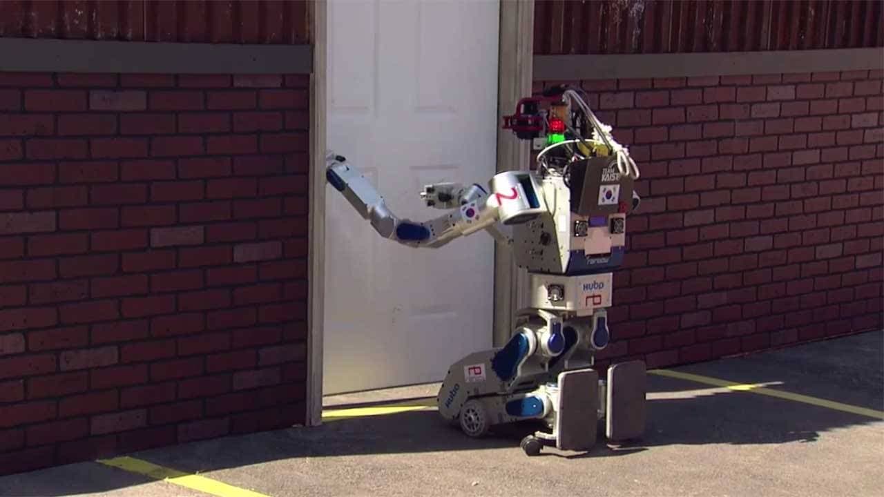 تطوير روبوت ذاتي الحركة يمكنه أن يفتح الأبواب.