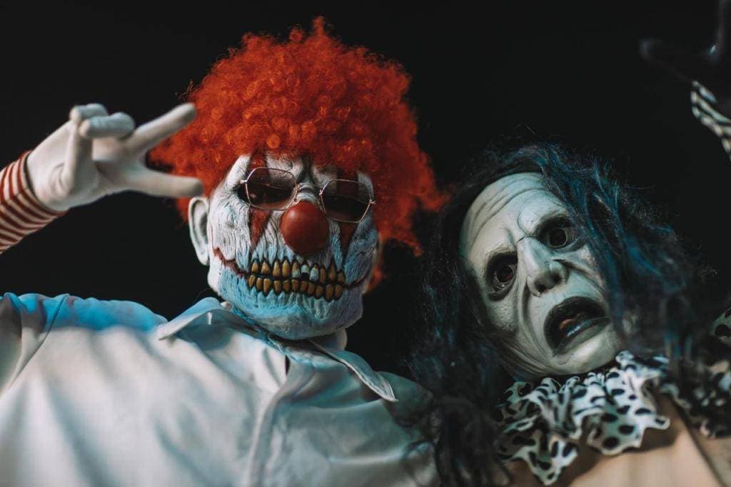 أجواء من الحذر والفكاهة لزوار «ونتر وندر لاند» في «بيت الرعب»